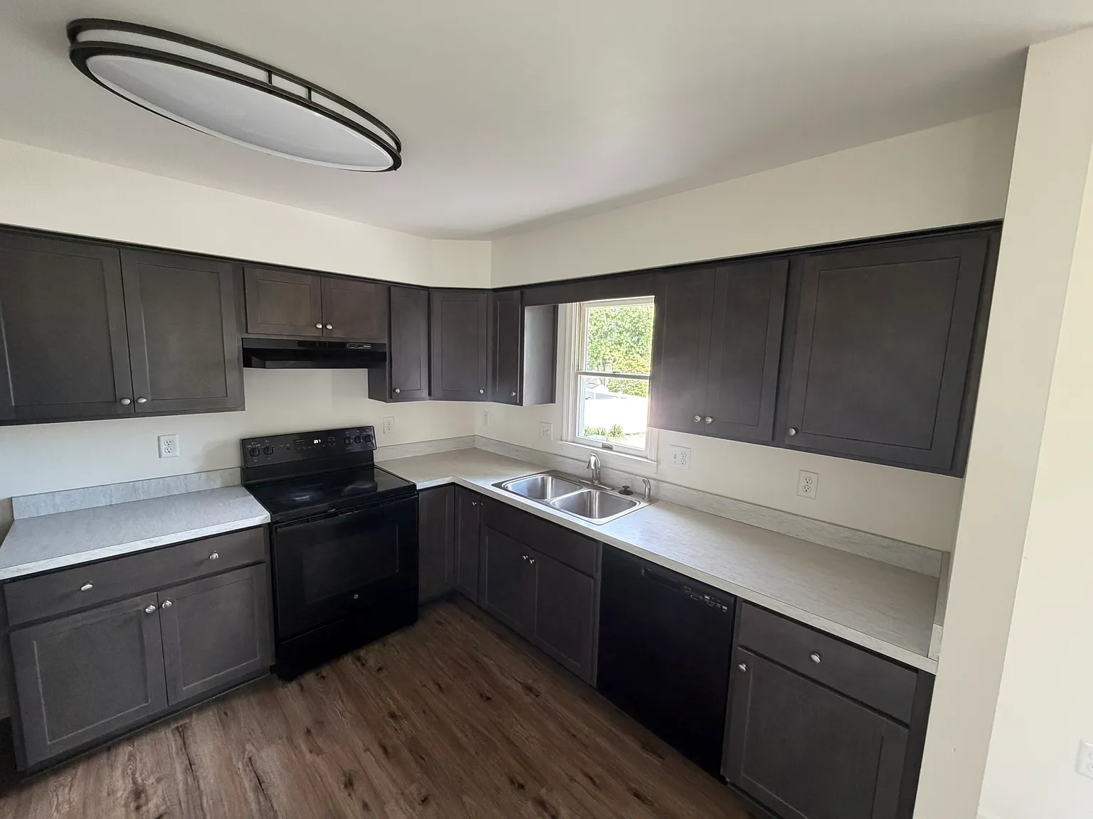3 bed, 2.5 bath, 1800 sqft, $2,200 — Photo 2