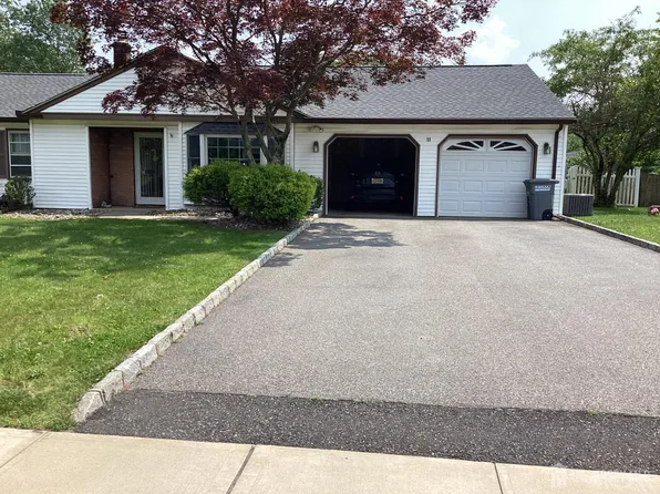 11 Wilkens Dr, Piscataway, NJ 08854