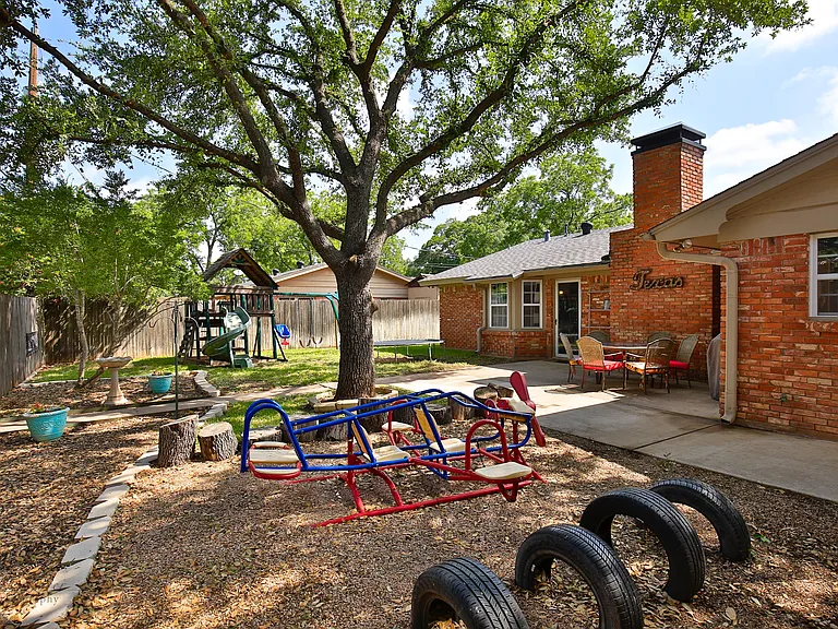 2132 Sylvan Dr — Photo 31