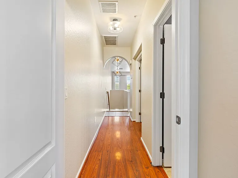 2256 E Huntington Dr — Photo 15