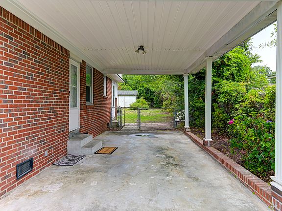 3rd image of 1022 E Ave