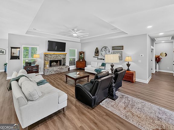 4th image of 140 Linton Estates Ave