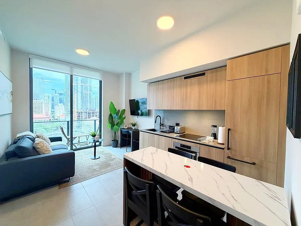 121 NE 5th St #11-ID1521897P