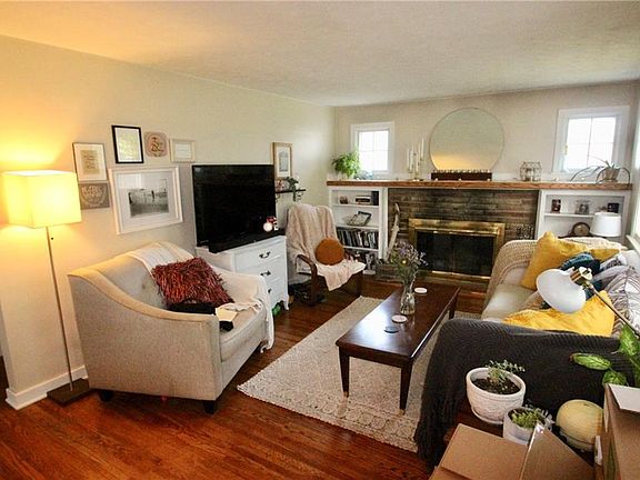4th image of 10 Pleasant View Dr