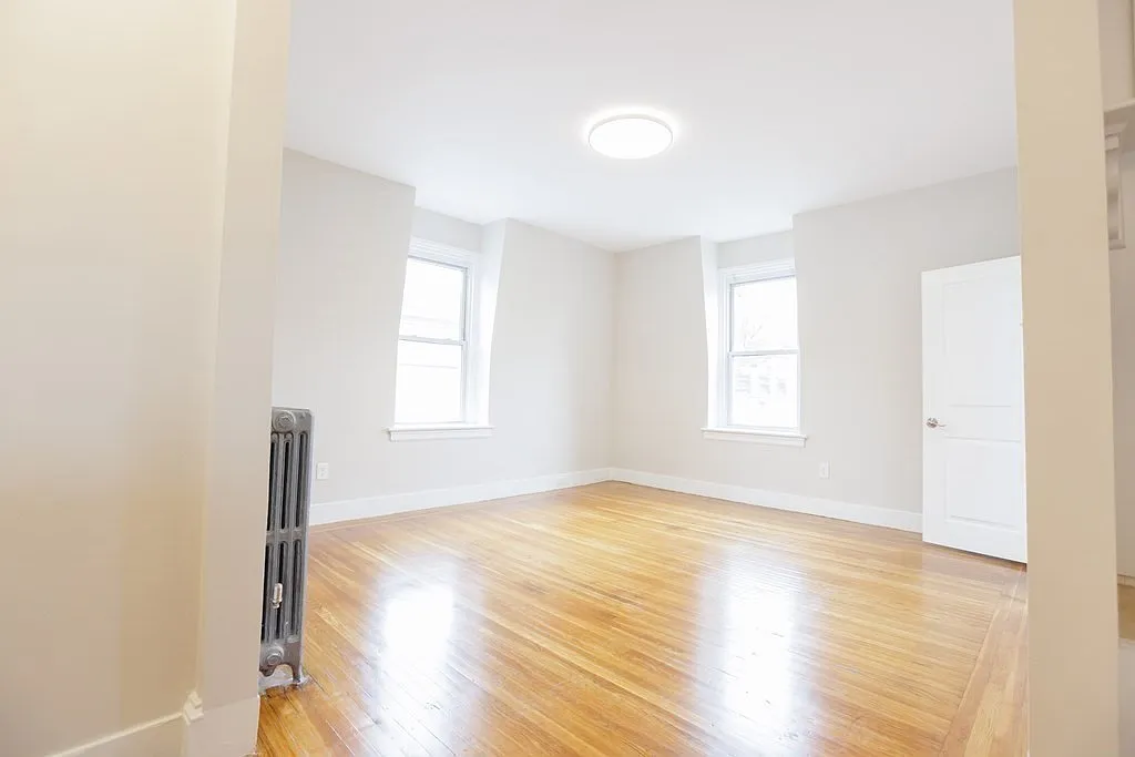 3 bed, 1.0 bath, 1400 sqft, $3,700 — Photo 3
