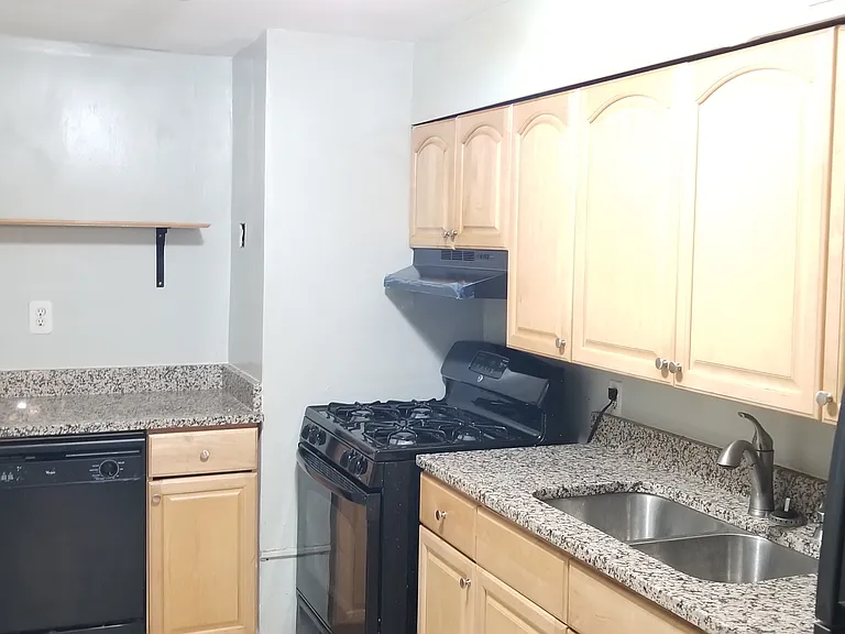 624 Stirling St — Photo 22