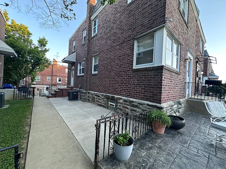 Crispin St — Photo 2
