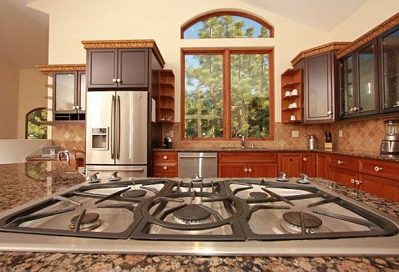 3rd image of 1372 Donner Ln