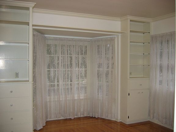Bdrm w/Bay Window & built-ins