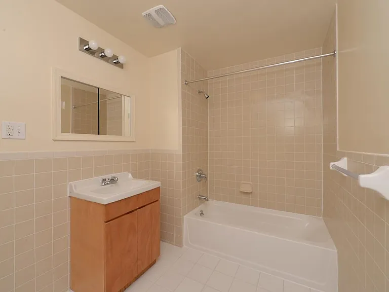 Hilton Ave — Photo 1