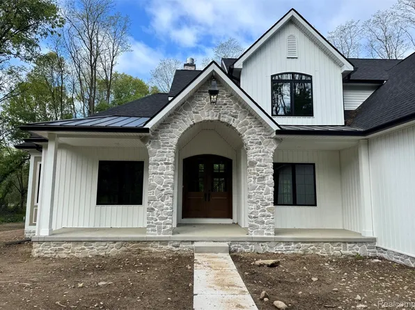 2 Brighton Rd, Brighton, MI 48116