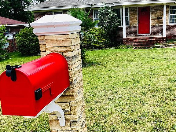 Stacked stone mailbox