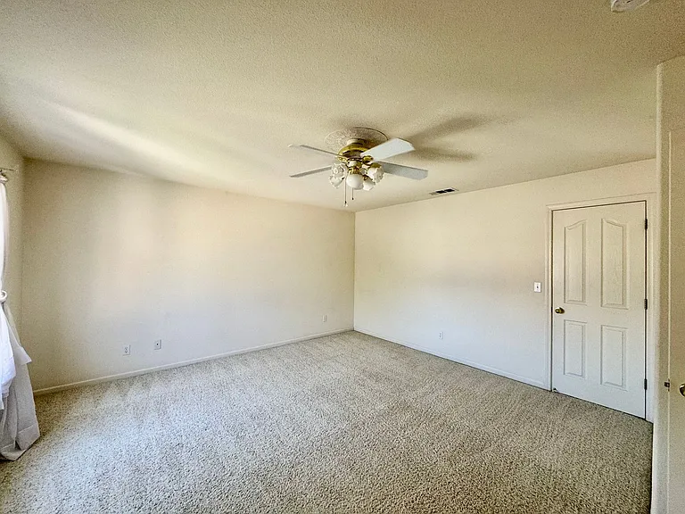 915 Cardoza Rd — Photo 22
