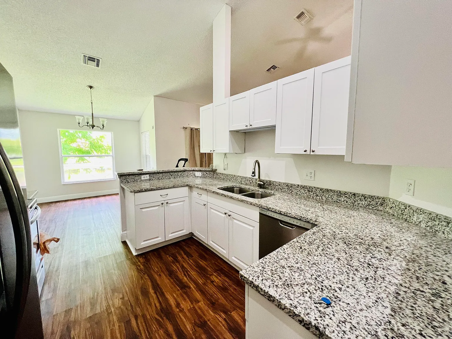 3 bed, 2.0 bath, 1800 sqft, $3,600 — Photo 4