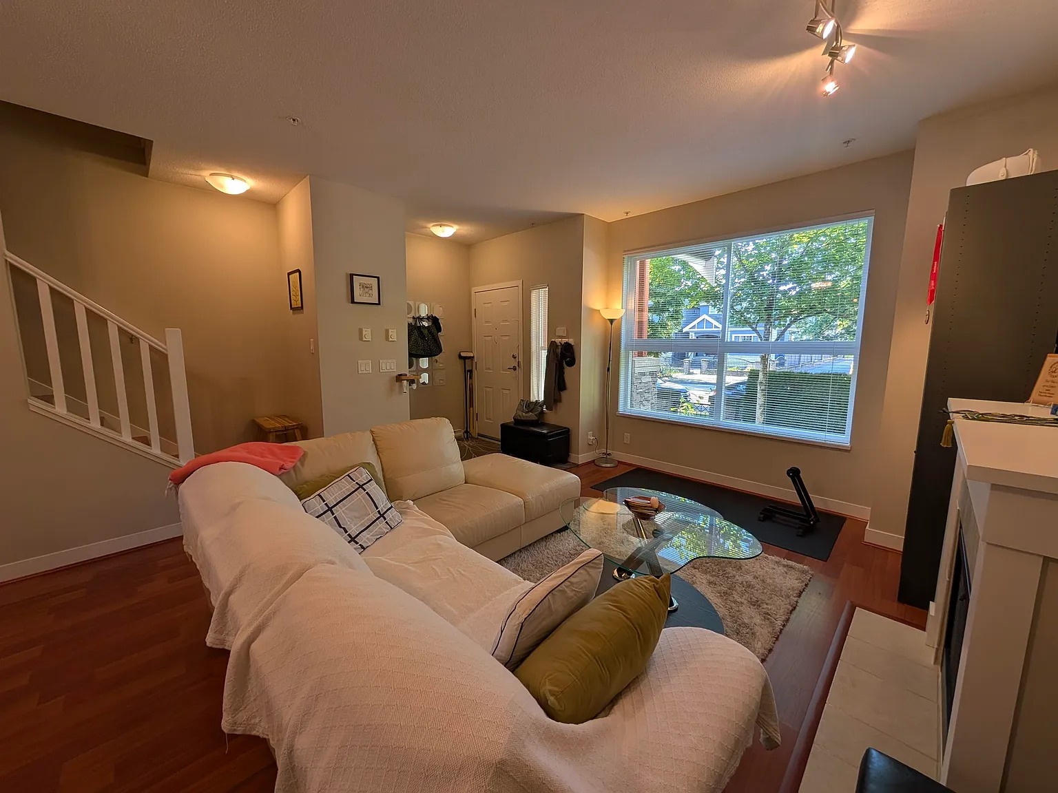 3 bed, 1279 sqft, $3,850 — Photo 3
