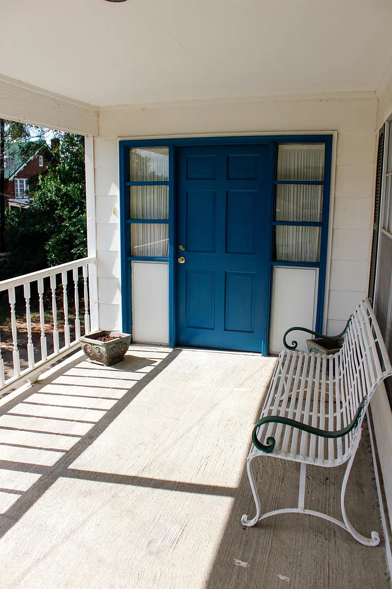 Entryway with a nice porch area. - 409 E Main St #B