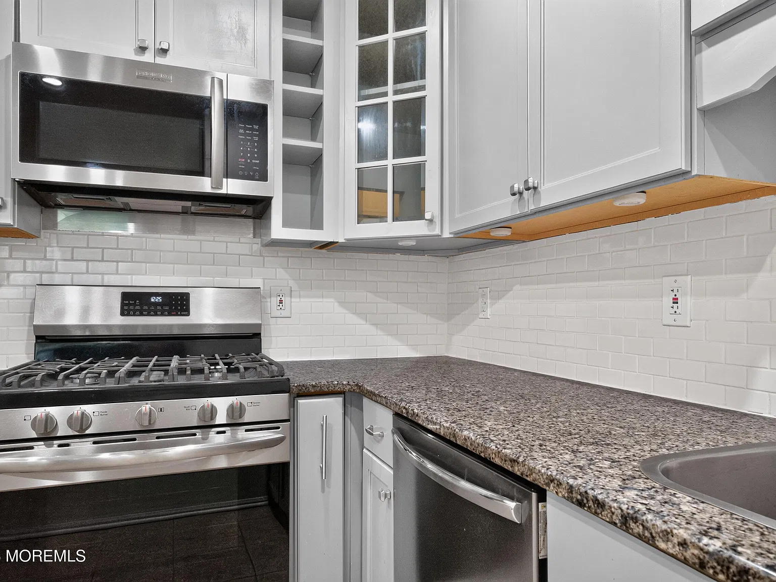 3 bed, 900 sqft, $2,600 — Photo 3