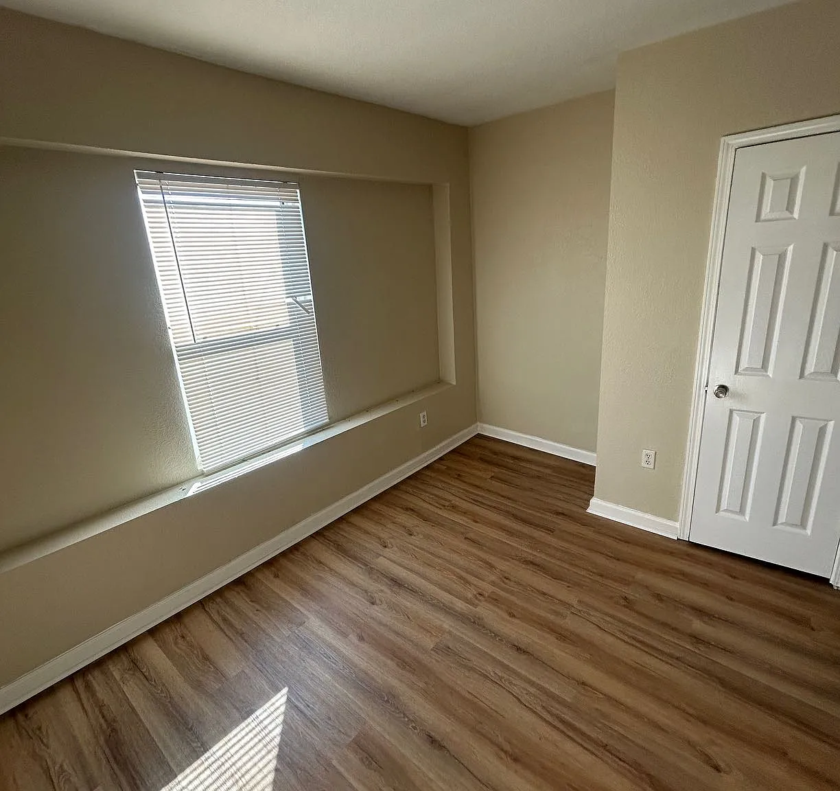 2912-2914 E Linwood Blvd-Reagmar — Photo 4