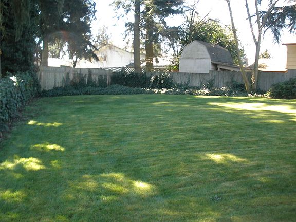 3rd image of 1833 Camas Ave NE