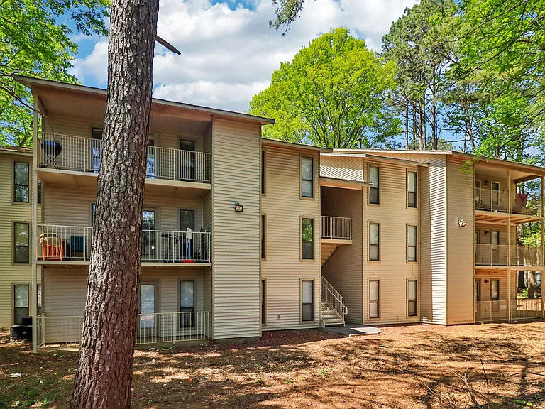 East Perimeter Pointe Apartments — Photo 11