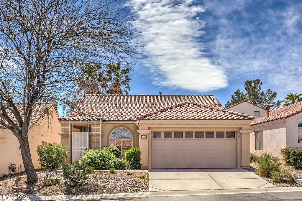 3 bed, 2.0 bath, 1164 sqft, $2,400 — Photo 1