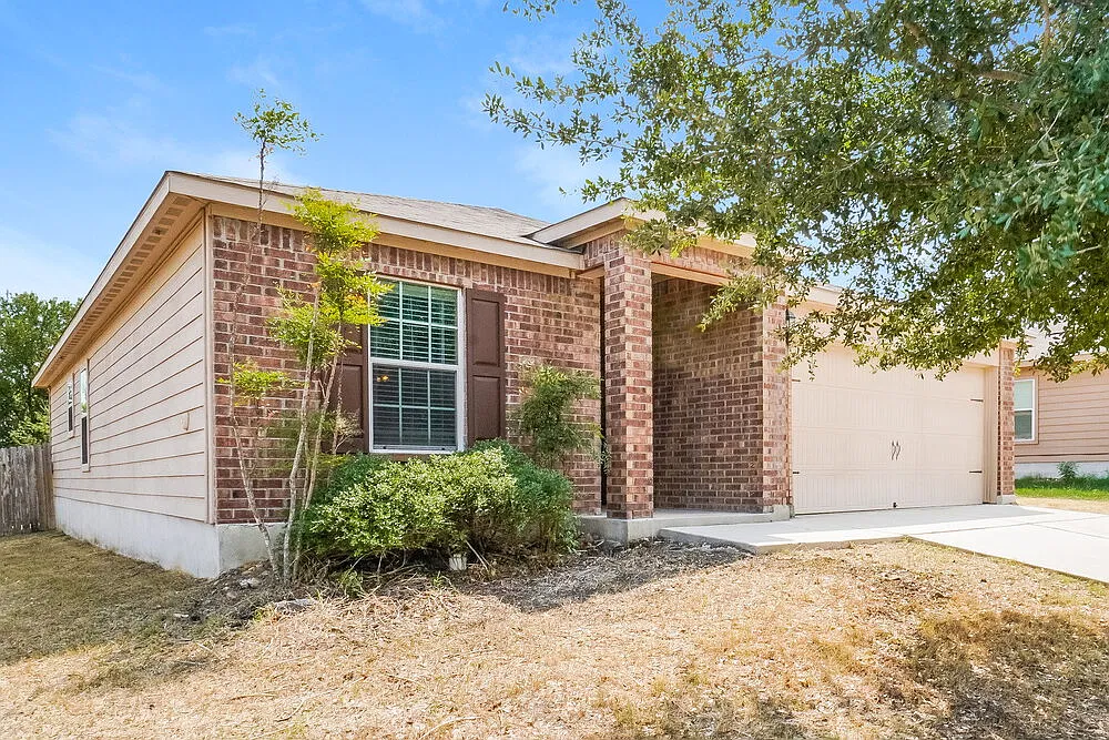 3 bed, 2.0 bath, 1330 sqft, $1,550 — Photo 3