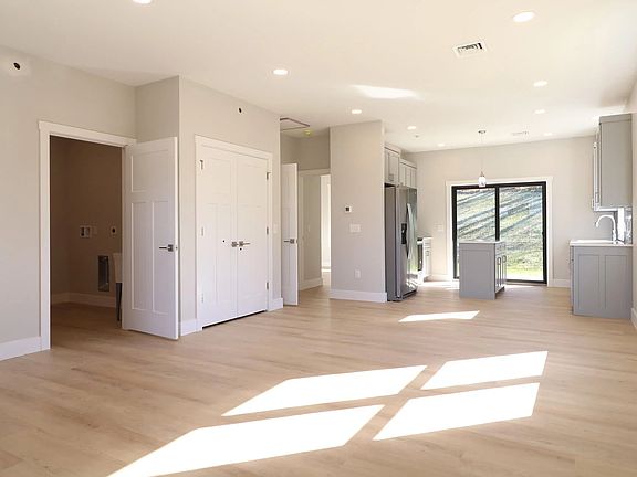 4th image of 106 Elly Dr