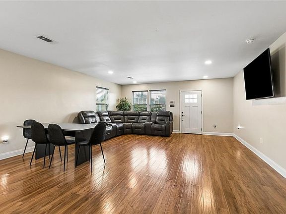 4th image of 700 Estalote Ave