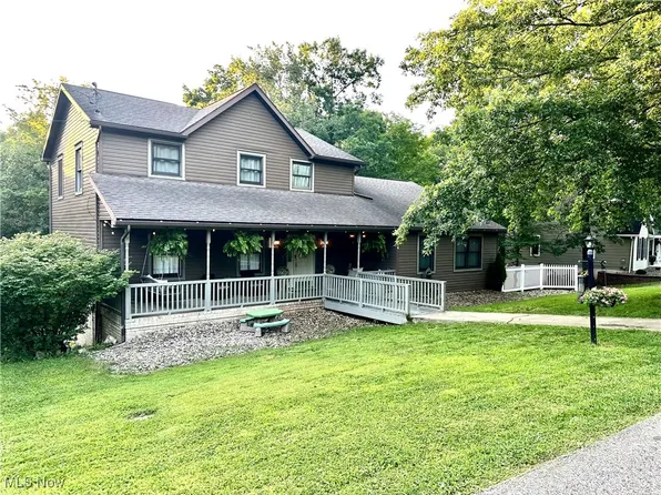 160 Crestwood Ct, Belpre, OH 45714