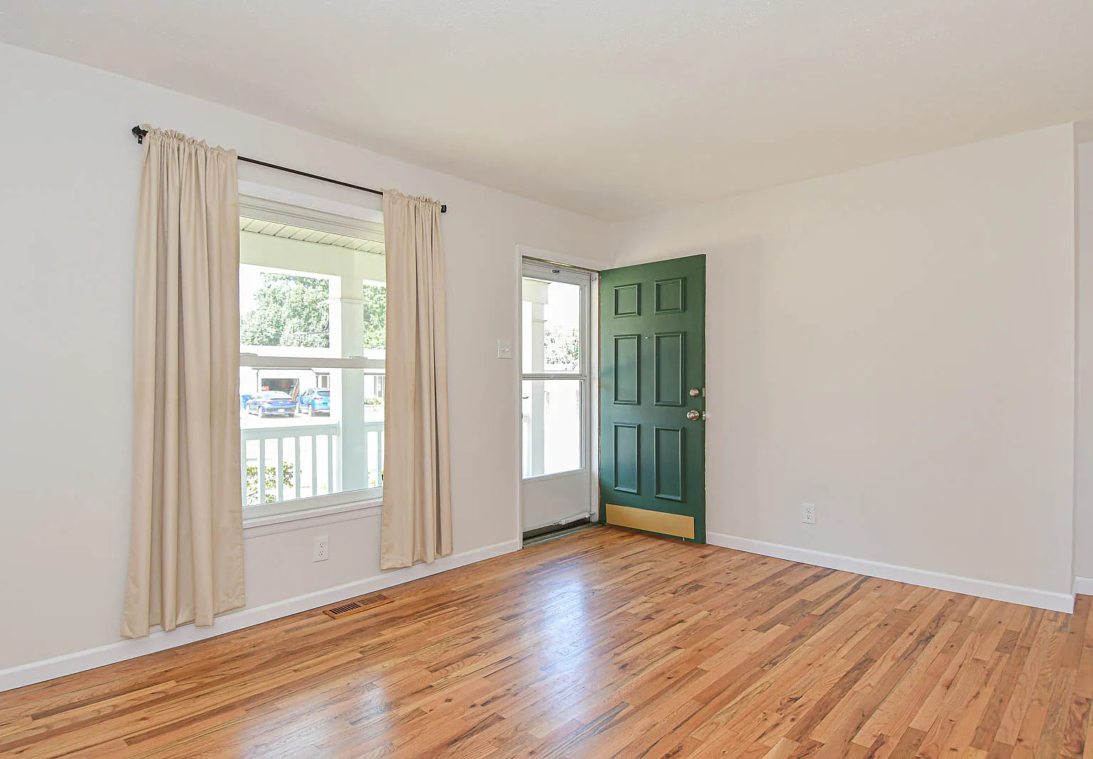 3 bed, 1300 sqft, $2,000 — Photo 2