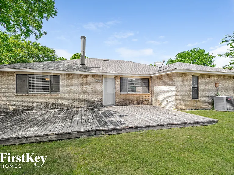 2661 Claremont Dr — Photo 15