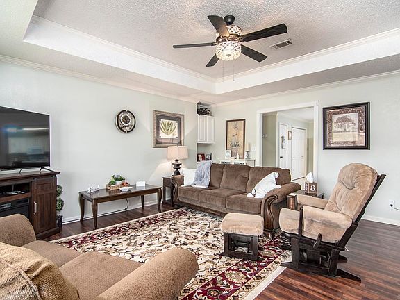 3rd image of 706 Cara Jane Dr