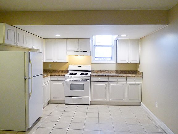3rd image of 1725 Van Dyke St #B9