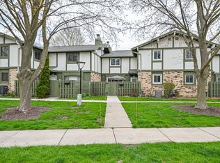 N76W14466 Northpoint Dr, Menomonee Falls, WI 53051