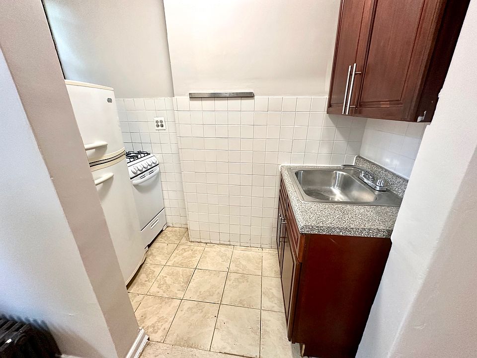 2nd image of 876 Lincoln Pl #1B