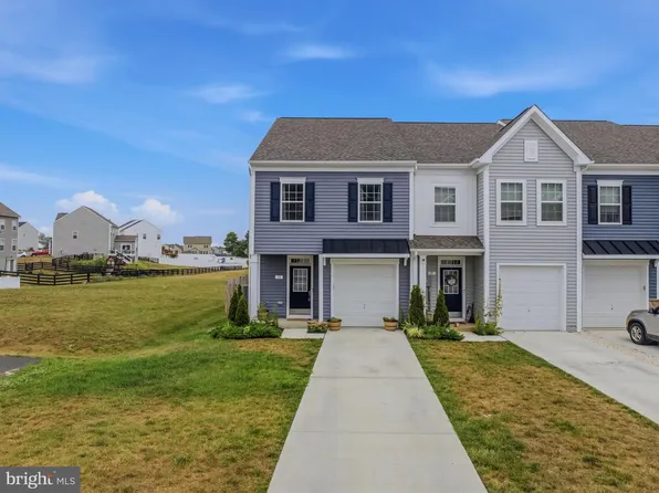 13 Colchester Ct, Bunker Hill, WV 25413