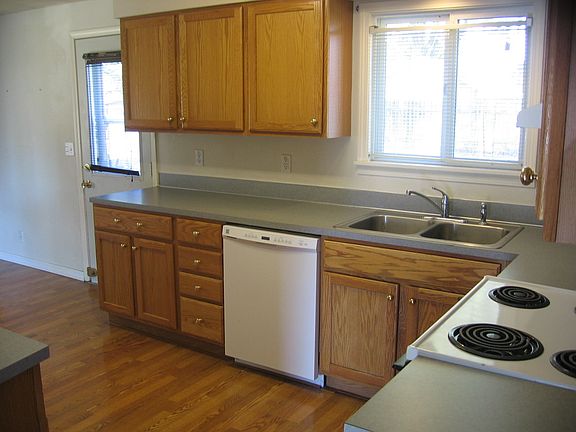 4th image of 160 Bethel St