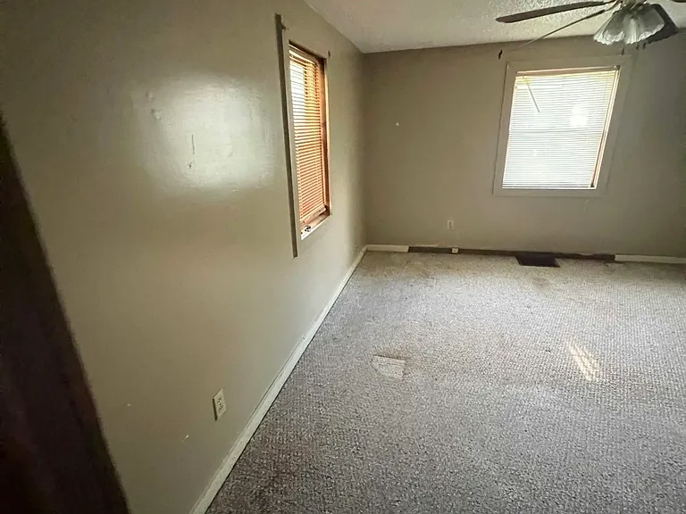 403 E Division St — Photo 2
