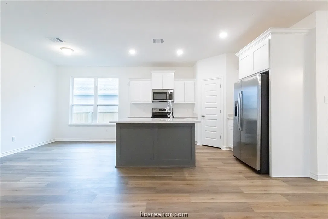 4 bed, 1561 sqft, $1,900 — Photo 2