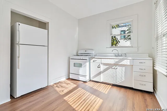 749 E Ashby Pl — Photo 9