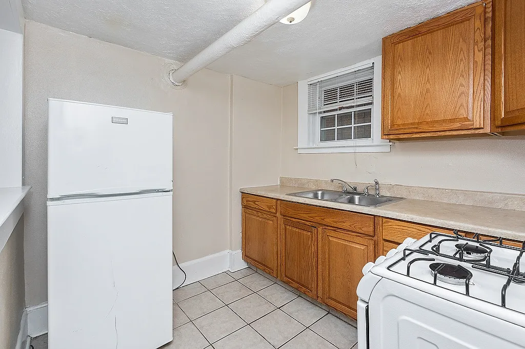 995 Corona St. — Photo 2