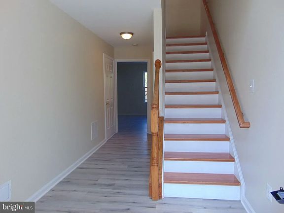 Foyer & stairs to 1st floor