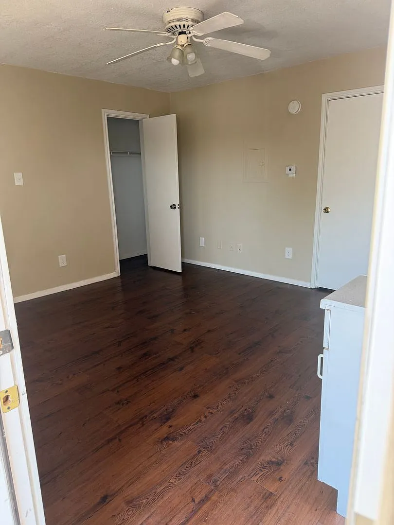4521 Columbia Apartmetns — Photo 3
