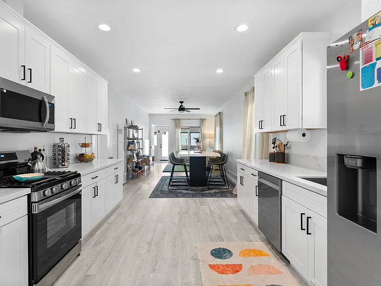 1752 Robinson Ave — Photo 2