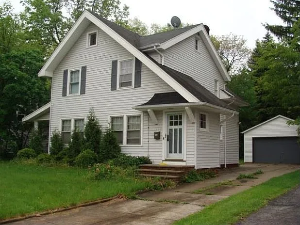 1642 Maple Rd photo 1