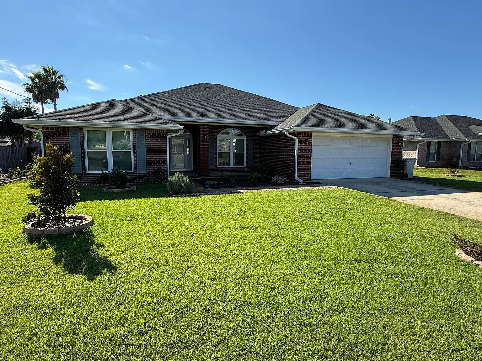 4 bed, 2.0 bath, 2376 sqft, $2,500 — Photo 2