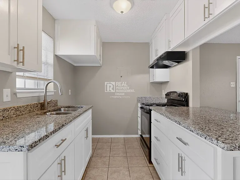 8024 Cambridge Cir — Photo 11