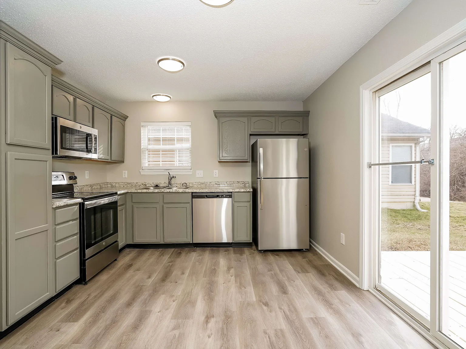 3 bed, 2.5 bath, 1992 sqft, $1,950 — Photo 4