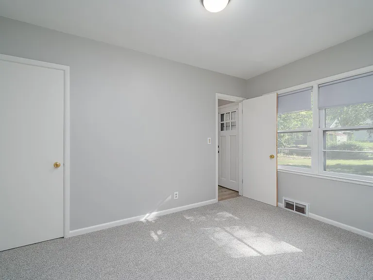2424 S Center Ave — Photo 11
