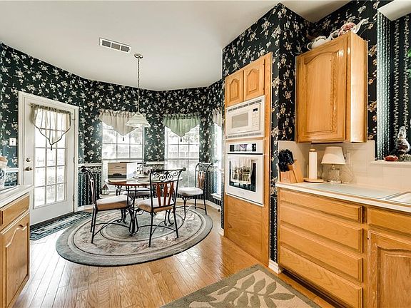 5th image of 1096 Jennifer Pl